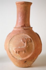 Topf mit Relief eines Widders, aus Siyah-kuh, Iran, 700 n. Chr.