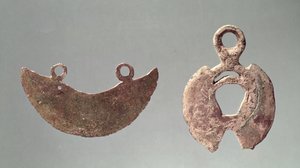 Zwei Rasiermesser, vom Hallstatt-Friedhof (Bronze) von Iron Age