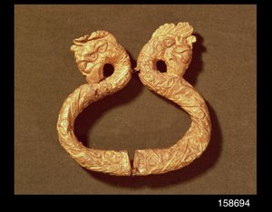 Armband mit zwei Monsterköpfen, 14.-15. Jahrhundert