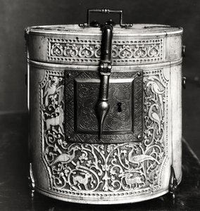 Zylindrische Schachtel mit Tieren geschnitzt, maurisch von Islamic School