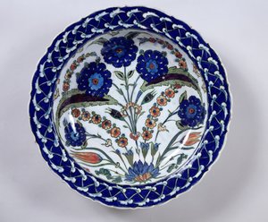 Schale mit Blumendekoration, Iznik