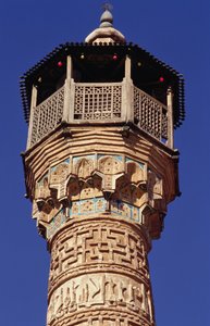 Aufwendige Ziegelarbeiten an der Spitze des Semnan-Minaretts von Islamic School