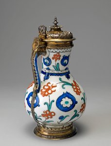 Frittenware Krug, Osmanische Periode (glasierte Keramik mit vergoldetem Silber)