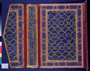 Innenseite eines Koran-Etuis mit einer Thuluth-Inschrift auf dem Einband von Islamic School