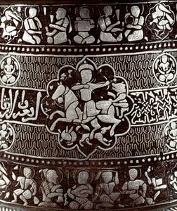 Islamische Kunst: Silber- und Kupferleuchter aus dem 13. Jahrhundert. Ein Reiter mit einem Bogen ist auf dem Objekt dargestellt. Kairo, Museum für Islamische Kunst