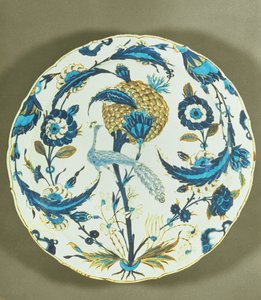 Iznik-Teller mit einem Pfau unter Blumen, Türkei, ca. 1550-55 von Islamic School