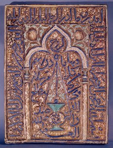 Naher Osten: Platte mit der Darstellung eines Mihrab, Nische in der Wand einer Moschee, die die Gebetsrichtung nach Mekka anzeigt. 13. oder 14. Jahrhundert. Paris, Museum der dekorativen Künste von Islamic School