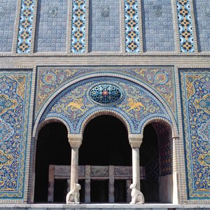 Einer der Aivans mit gefliesten Verkleidungen, Gitter und monolithischen Steinsäulen von Islamic School