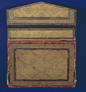 Außenseite eines Koran-Etuis mit vergoldetem Eslimi-Design der Sure 56 in Thuluth von Islamic School