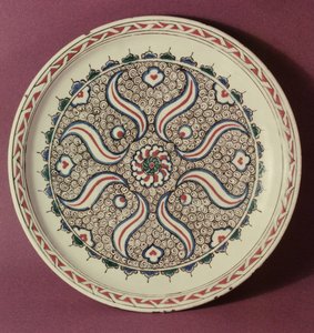 Teller mit Flammenmuster dekoriert, Iznik, aus der Türkei