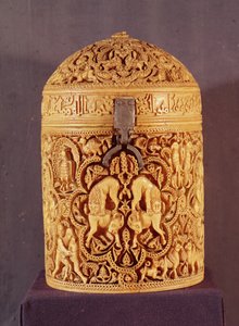 Pyxis mit einem Relief, das die Freuden des höfischen Lebens darstellt, mit dem Namen Al-Mughira, Sohn des Kalifen Abd-al-Rahman III., Umayyadenzeit, aus Córdoba, 968 n. Chr. von Islamic School