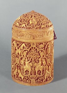 Pyxis mit einem Relief, das die Freuden des höfischen Lebens darstellt, mit dem Namen Al-Mughira, Sohn des Kalifen Abd-al-Rahman III, Umayyaden-Periode, aus Cordoba, ca. 968 n. Chr.