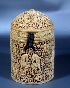 Pyxis (Schachtel) von Al-Mughira aus Elfenbein aus Córdoba, bestimmt für den Emir, 968. Paris, Louvre von Islamic School