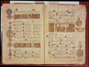 Koran im Seldschuken-Stil mit farbigen Inschriften und dekorativen Zählmedaillons in den Rändern, 12.-13. Jahrhundert