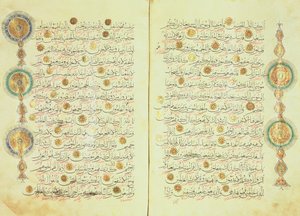 Koran im Seldschuken-Stil mit illuminierten Sonnenstrahlen und kleinen Bäumen in den Rändern zur Unterstützung beim Zählen und zur Markierung der Punkte für die Niederwerfung