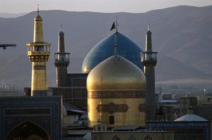 Die ganz vergoldete Kuppel und das Minarett des Schreins von Imam Reza, dem 8. schiitischen Imam, mit der Timuriden-Gowhar-Shad-Moschee dahinter