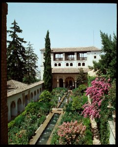 Ansicht des Palacio de Generalife und der Gärten im Sommer von Islamic School