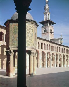 Ansicht des Schatzhauses und des Nordminaretts im Hof, erbaut 705-715 n. Chr. (Foto) von Islamic School