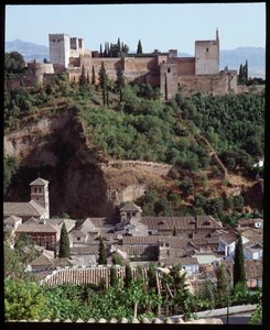 Blick auf die Festung und den Palast der Alhambra von Islamic School