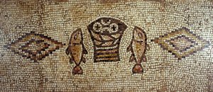 Byzantinisches Mosaik, das Fische und Brote darstellt