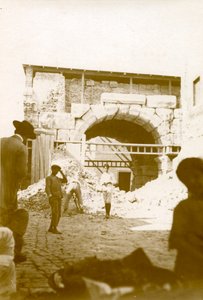 Abriss der Häuser um den Triumphbogen des Marcus Aurelius, Tripolis, Libyen, 4. Oktober von Italian Photographer