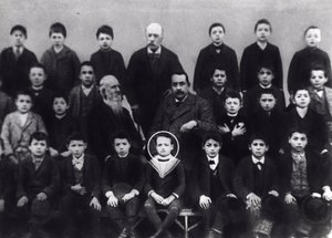 Benito Mussolini in der Grundschule - Ein Porträt von Benito Mussolini mit Klassenkameraden und einem Lehrer von Italian Photographer
