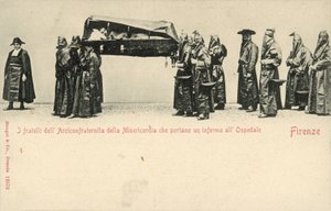 Brüder der Compagnia della Misericordia tragen einen kranken Mann ins Krankenhaus, Florenz von Italian Photographer
