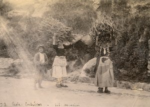 Bauern tragen Holzstapel auf ihren Köpfen, Paola, Kalabrien, Fotografie von Leopoldo Menarini, ca. 1910 von Italian Photographer