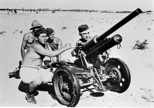 Italienischer Panzerabwehr im libyschen Wüsten. 1941 von Italian Photographer