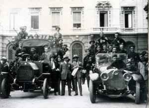 Mailand, 3. und 4. August 1922. Die Reaktion der Faschisten auf den Streik. Aktionsgruppen auf dem Scala-Platz. von Italian Photographer