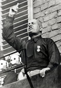 Mussolini in einem schwarzen Hemd von Italian Photographer