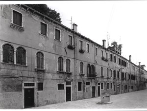 Reihe von Häusern an der Calle Riello, Venedig von Italian Photographer