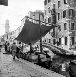 Verkauf von Obst und Gemüse an Bord eines Bootes in einem Kanal, Venedig von Italian Photographer