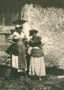 Zwei Bauern aus der römischen Landschaft in traditioneller Kleidung, Italien, ca. 1910 von Italian Photographer