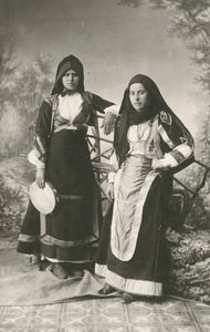 Zwei Frauen in traditioneller Kleidung aus Belvi und Aritzo, Sardinien, Italien, ca. 1910 von Italian Photographer