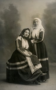 Zwei Frauen in traditioneller Tracht, Fonni, Sardinien, Italien, ca. 1915 von Italian Photographer