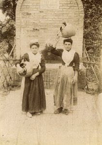 Zwei junge Frauen in traditioneller Kleidung mit Terrakottagefäßen am Brunnen, Marken, Italien, ca. 1910 von Italian Photographer