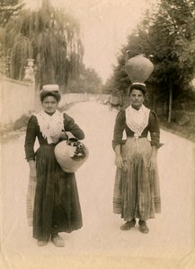 Zwei junge Frauen mit Terrakottagefäßen, Roccaraso, Abruzzen, Italien, ca. 1905 von Italian Photographer