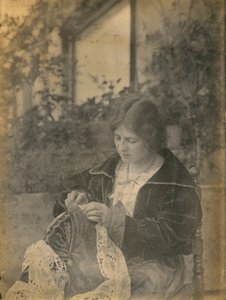 Frau näht Spitzenkleid, Italien, ca. 1910