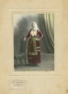 Frau in traditioneller Kleidung, Sardinien, Italien, Fotografie von Camillo Toncker, Rom, ca. 1910