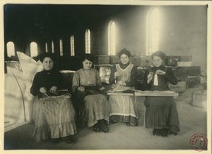 Frauen arbeiten in einer Passementerie-Werkstatt, Italien, Fotografie von F. Trembini von Italian Photographer