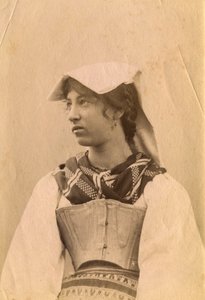 Junge Frau in traditioneller Kleidung und Kopfschmuck, römische Landschaft, Lazio, Italien, ca. 1905 von Italian Photographer