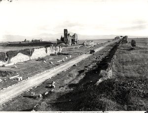 Blick auf die Via Appia mit dem zerstörten Tempel des Herkules und der Villa dei Quintilii