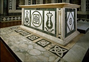 Altar der Apsis aus Marmor