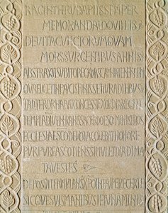 Archäologie des Mittelalters. Barbarische Kunst der Lombardei: Grabstein der Königin Ragnetrude (Raginthruda) aus den Jahren 740-750. Lombardische Kunst. Pavia, Städtisches Museum, Archäologische Abteilung