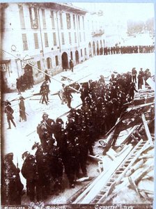 Barrikaden und das Gewehrregiment in der Via Moscova, während der Unruhen in Mailand, 6.-9. Mai 1898