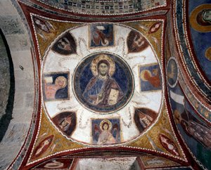 Christus spendet Segen, umgeben von Symbolen der Evangelisten, Fresko der italienischen Schule des 13. Jahrhunderts, Gewölbe 15 der Krypta der Kathedrale von Anagni, Italien