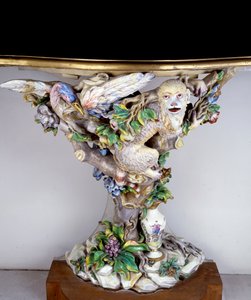 Konsole aus Weichporzellan, hergestellt in der Manufaktur von Capodimonte. 18. Jahrhundert. Sèvres, Porzellanmanufaktur von Italian School