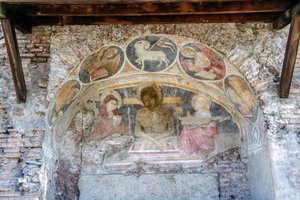 Kreuzabnahme Christi zwischen der Jungfrau Maria, St. Johannes, mit Evangelistensymbolen und Agnus Dei am Bogen
