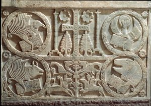 Detail von Stuck mit Symbolen der vier Evangelisten (Tetramorph): der Engel für den Heiligen Matthäus, der Löwe für den Heiligen Markus, der Stier für den Heiligen Lukas und der Adler für den Heiligen Johannes. 730-740 Cividale, Battistero di San Callisto von Italian School